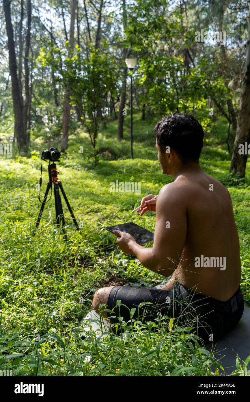 hispanischer Latino-Mann, der Unterricht gab, während er von einer Kamera aufgenommen wurde und Tablet in der Hand hielt, Mexiko Stockfoto