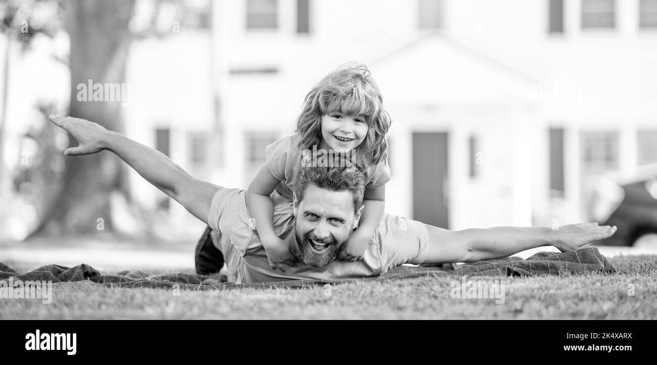 Elternschaft und Vaterschaft. Vatertag. Glücklicher Vater und Sohn, die sich draußen amüsieren. Stockfoto