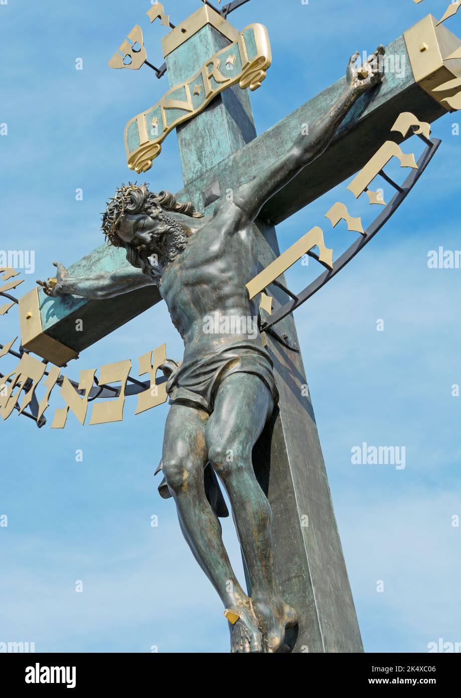 Nahaufnahme von Jesus am Kreuz, Prager Karlsbrücke, Tschechische Republik Stockfoto
