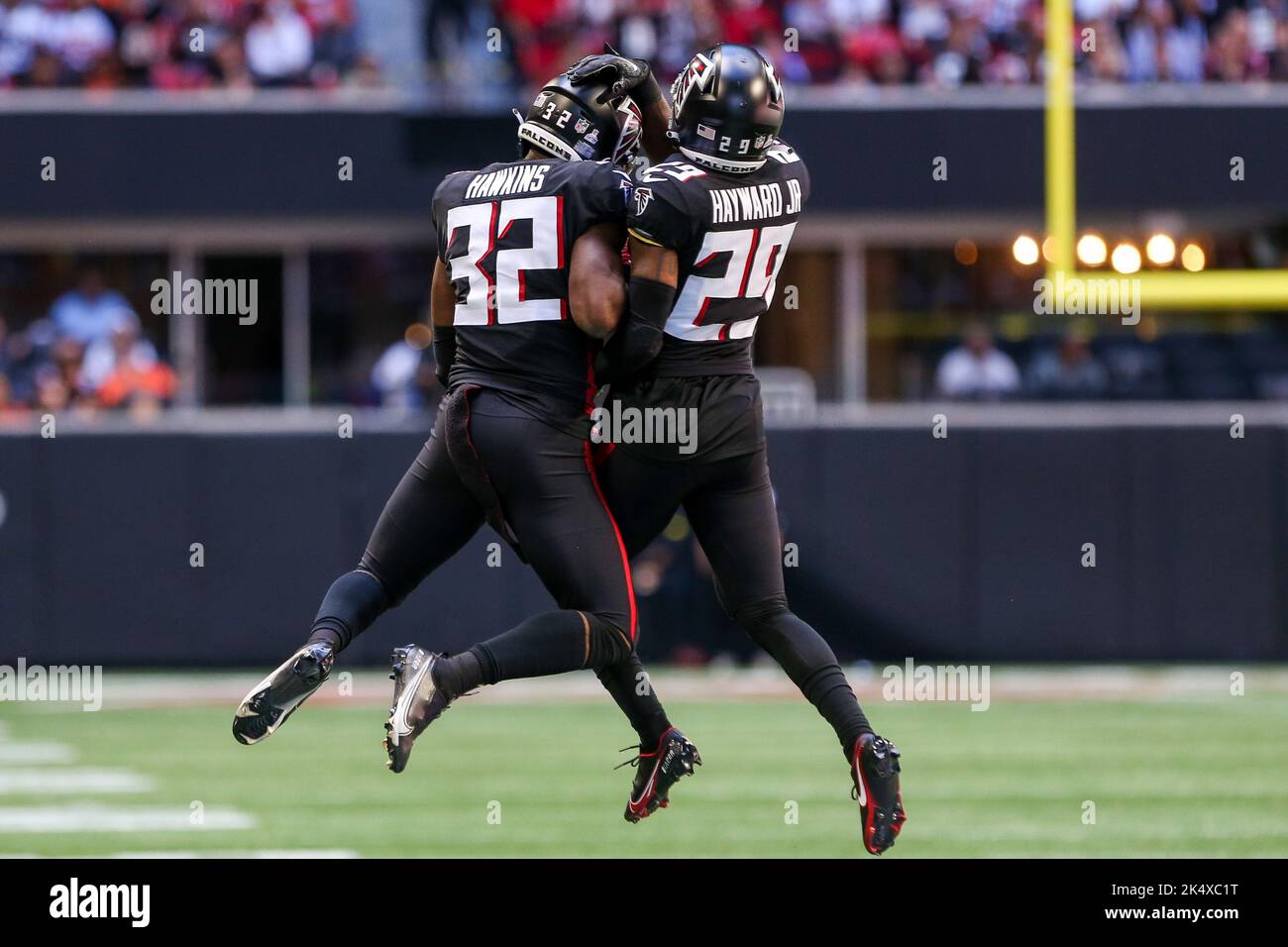 Atlanta, Georgia, USA. 2. Oktober 2022. Die Sicherheit der Atlanta Falcons Jaylinn Hawkins (32) (L) und der Eckpfeiler Casey Hayward Jr feiern im ersten Quartal auf dem Feld gegen die Cleveland Browns im Mercedes-Benz Stadium. (Bild: © Debby Wong/ZUMA Press Wire) Stockfoto