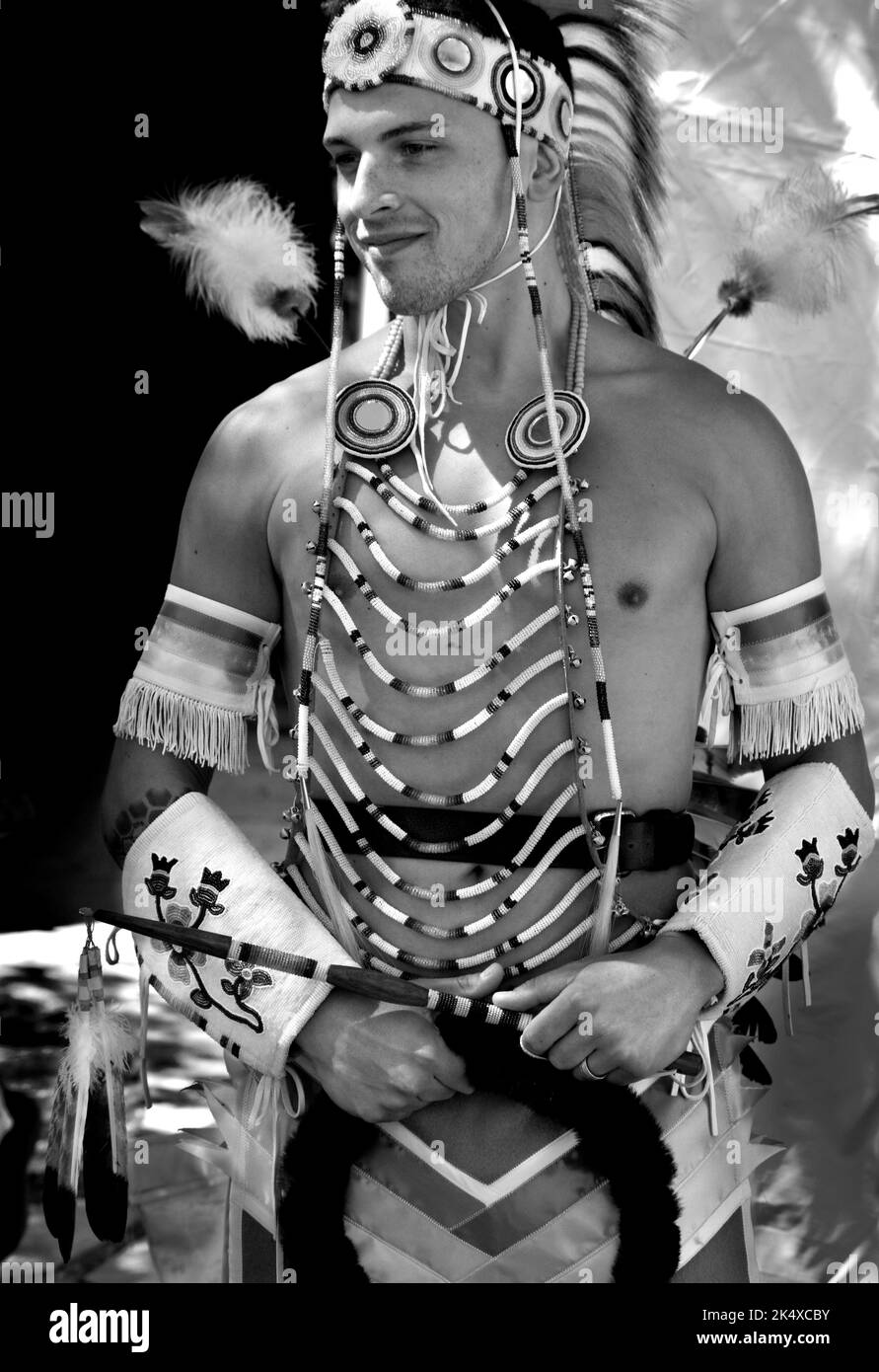 Ein indianischer Mann nimmt am Native American Clothing Contest auf dem Santa Fe Indian Market in New Mexico Teil. (Siehe zusätzliche Informationen) Stockfoto