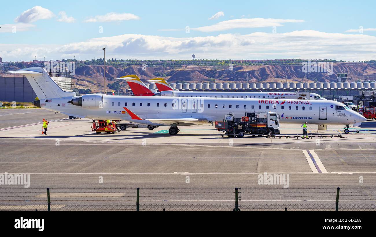 Madrid, Spanien, 30. Oktober 2022: Mittelstreckenflugzeuge, die am Flughafen Madrid Barajas geparkt sind. Stockfoto