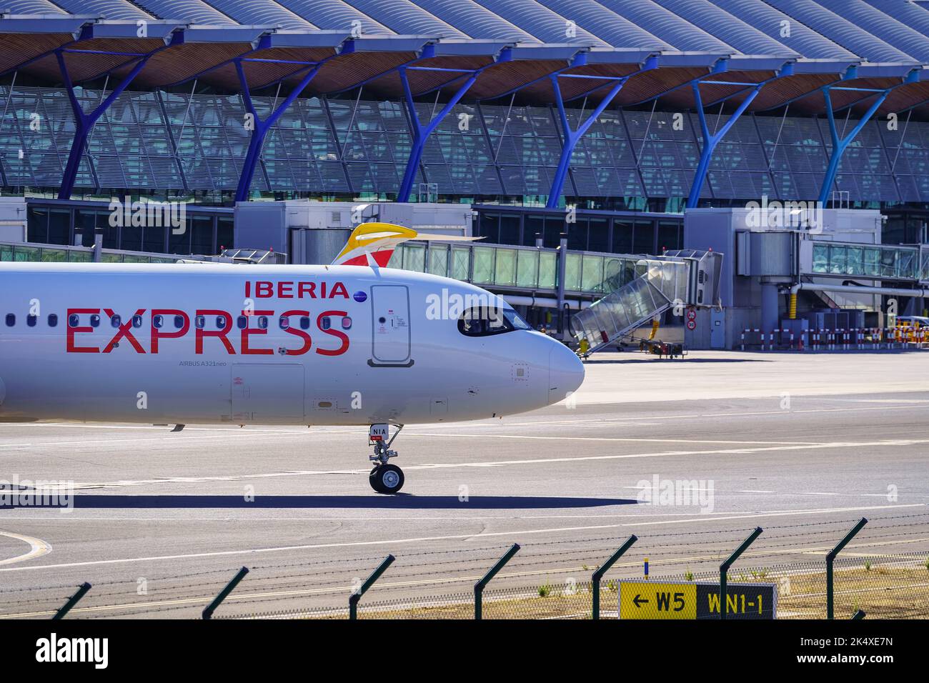 Madrid, Spanien, 30. Oktober 2022: Flugzeug der Iberia-Gesellschaft, das nach der Landung zum Terminal fährt. Stockfoto