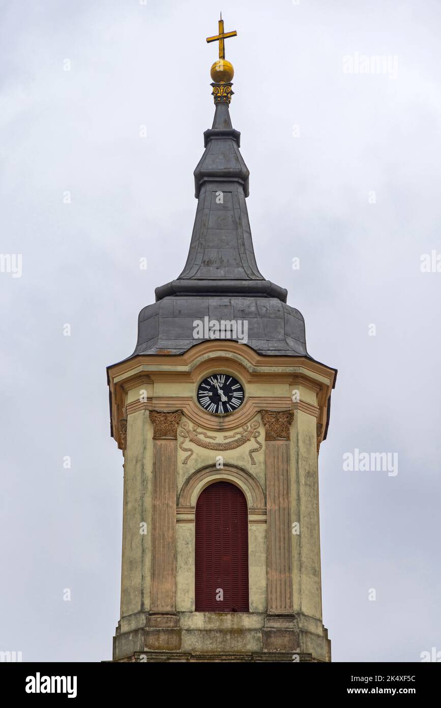 Uhrturm an der Serbisch-Orthodoxen Kirche Heilige Dreifaltigkeit in Banatsko Novo Selo. Stockfoto