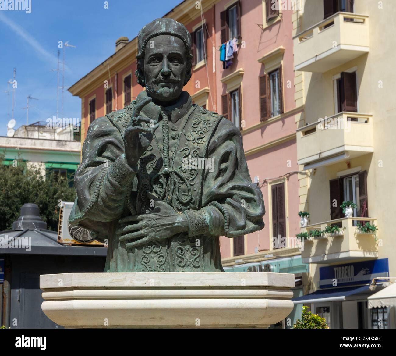 ANZIO, ROM, ITALIEN - 18. Juli 2022: Statue von Innozenz XII., der von 1691 bis 1700 Papst war und den Hafen von Anzio gründete Stockfoto