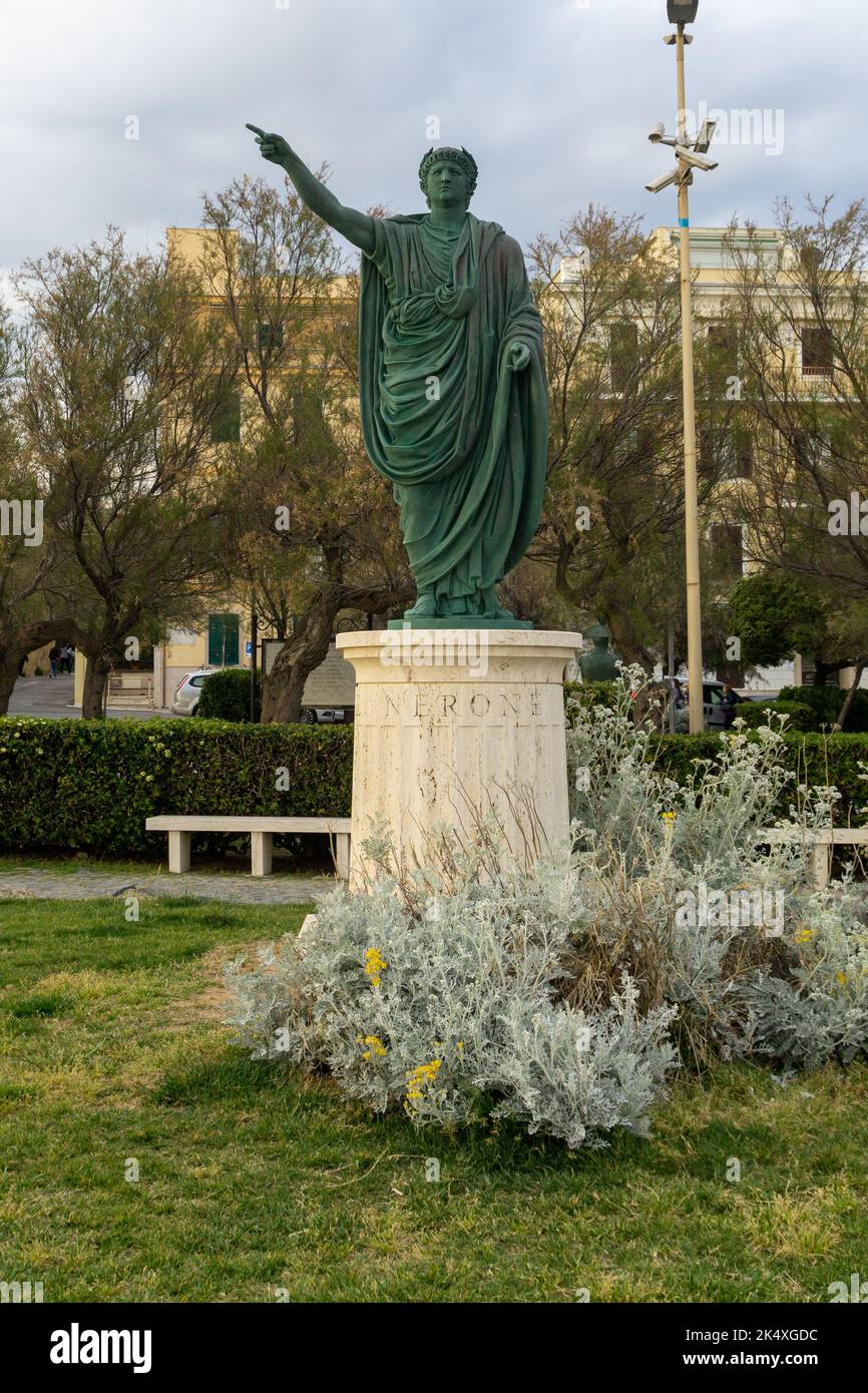 ANZIO, ROM, ITALIEN - 18. Juli 2022: Nerone Statue des antiken römischen Imperators in Anzio, einer Stadt etwa 51 Kilometer (32 Meilen) südlich von Rom. Stockfoto