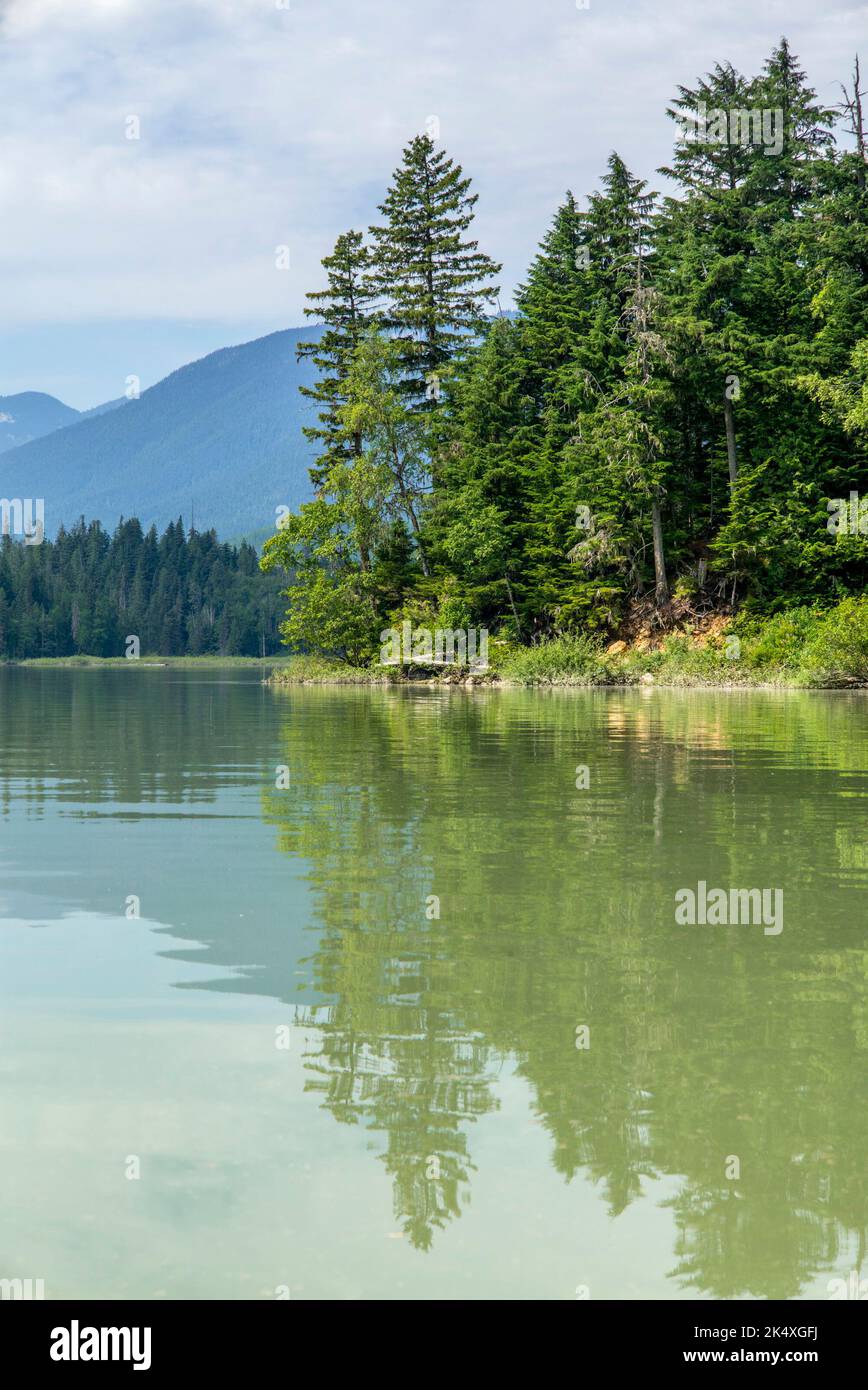 Reflexionen über das ruhige Wasser des Mud Lake im Blue River Canada Stockfoto
