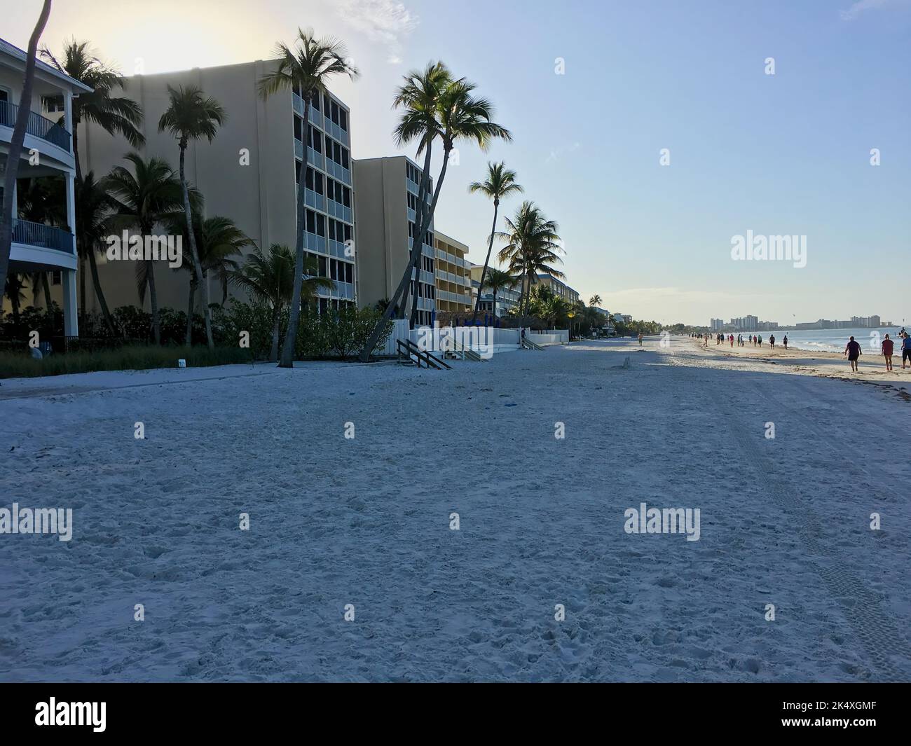 Fort Myers Beach, FL, USA - 4. Oktober 2022: Ein Foto aus dem Jahr 2017, das die Aussicht entlang des Ft Myers Beach nach Süden zeigt, mit Wohnanlagen, wie alles ansprechend ist Stockfoto