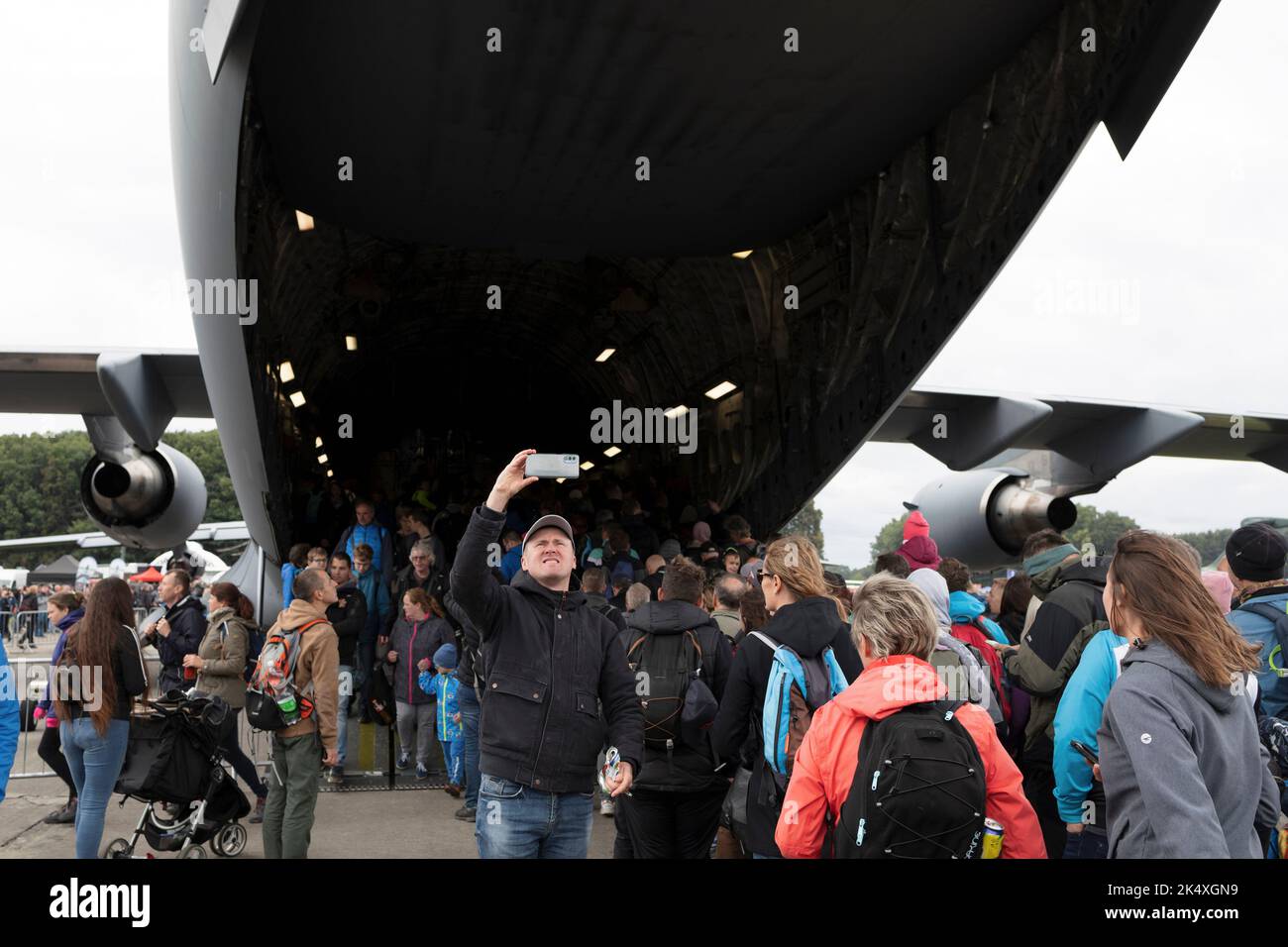 NATO Days, Dny NATO, Flughafen Leos Janacek, Ostrava, Tschechische Republik, Tschechien - 17. September 2022: Zivilpersonen gehen in militärische Frachtflugplanke Stockfoto