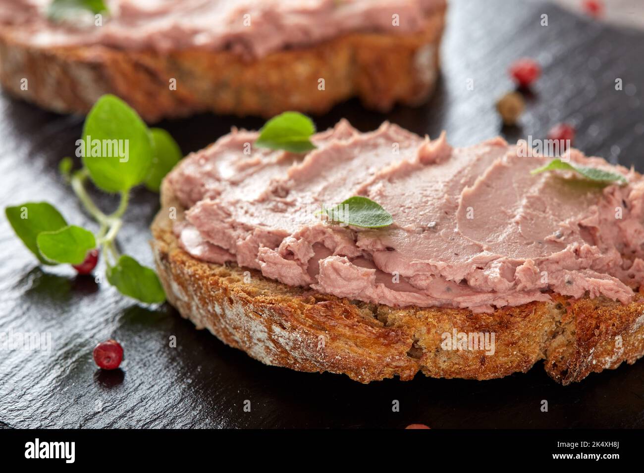 Offenes Sandwich mit Pastete-Spezialität aus Schweinefleisch und putenleber - Nahaufnahme Stockfoto