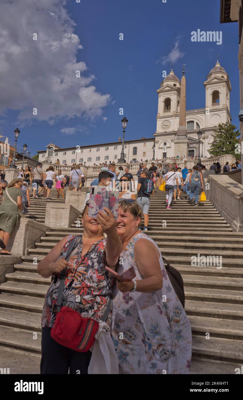 Besucher der Spanischen Treppe in Rom, Italien Stockfoto