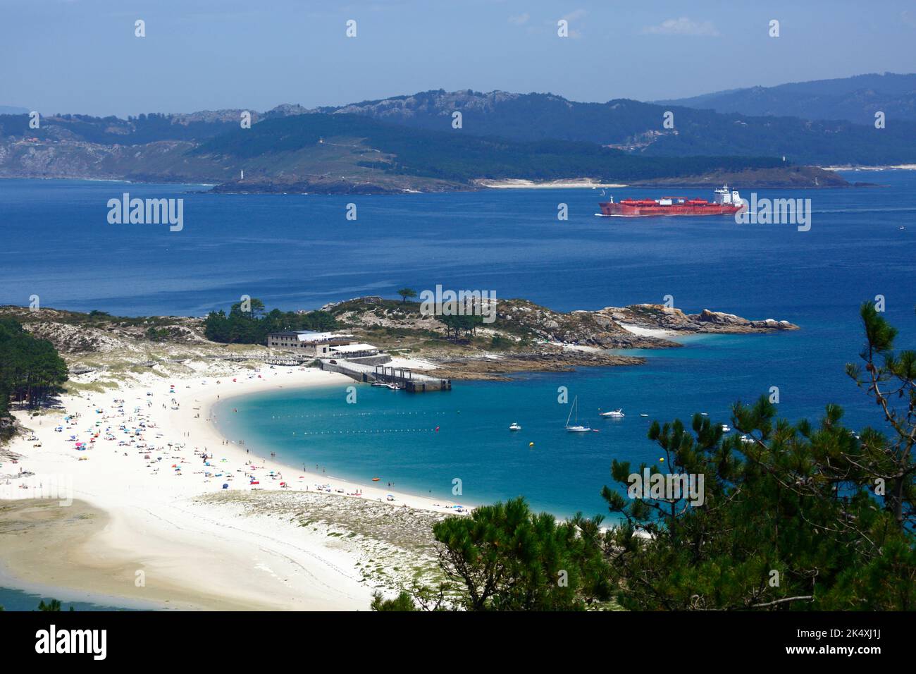 Blick auf den Strand von Playa de Rodas, den Bow Summer (ein Chemietanker der norwegischen Firma Odfjell Tankers) im Hintergrund, Cies Islands, Spanien Stockfoto