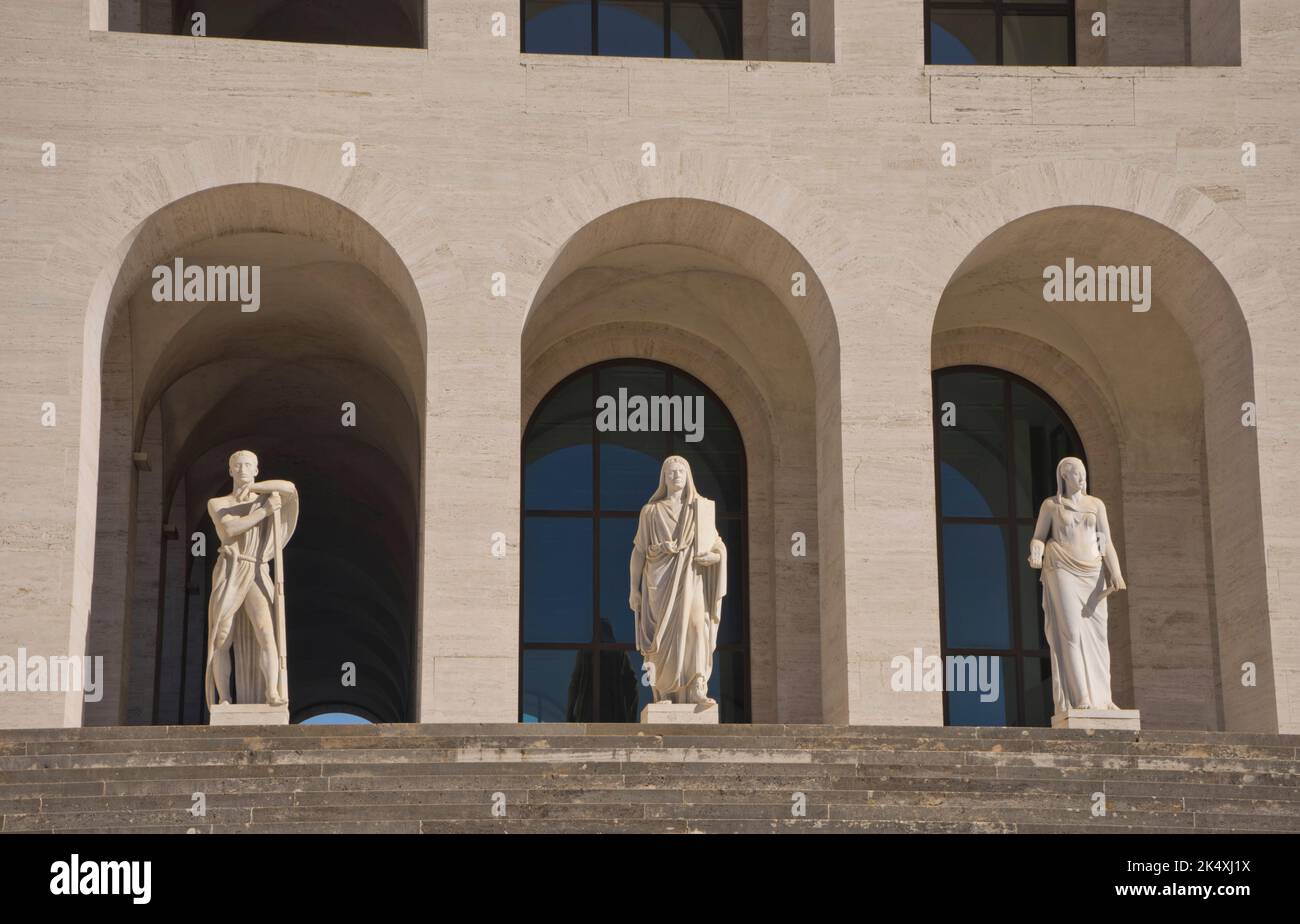 Blick auf Gebäude und Statuen im Stadtteil EUR (Esposizione Universale Roma) mit faschistischer Architektur aus der Zeit Mussolinis aus dem Jahr 1942. Ro Stockfoto