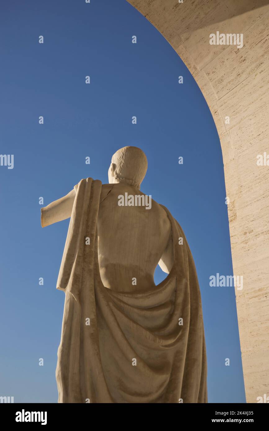 Blick auf Gebäude und Statuen im Stadtteil EUR (Esposizione Universale Roma) mit faschistischer Architektur aus der Zeit Mussolinis aus dem Jahr 1942. Ro Stockfoto