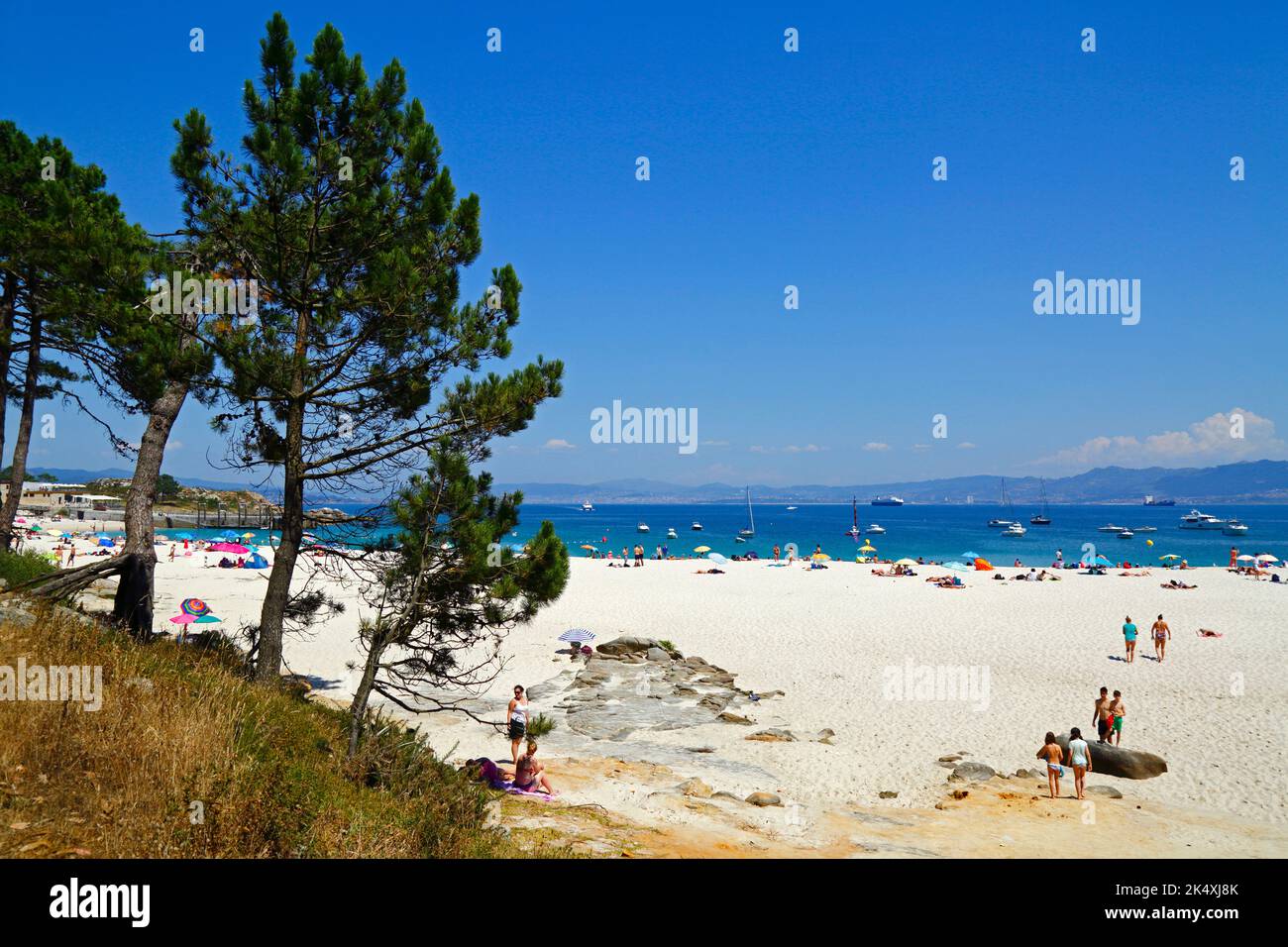 Touristen am berühmten Strand Playa de Rodas, den Cies-Inseln, Galicien, Spanien. Stockfoto