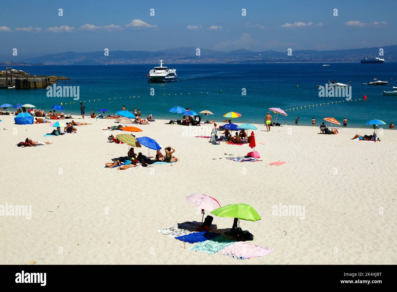 Touristen am berühmten Strand Playa de Rodas, den Cies-Inseln, Galicien, Spanien. Stockfoto