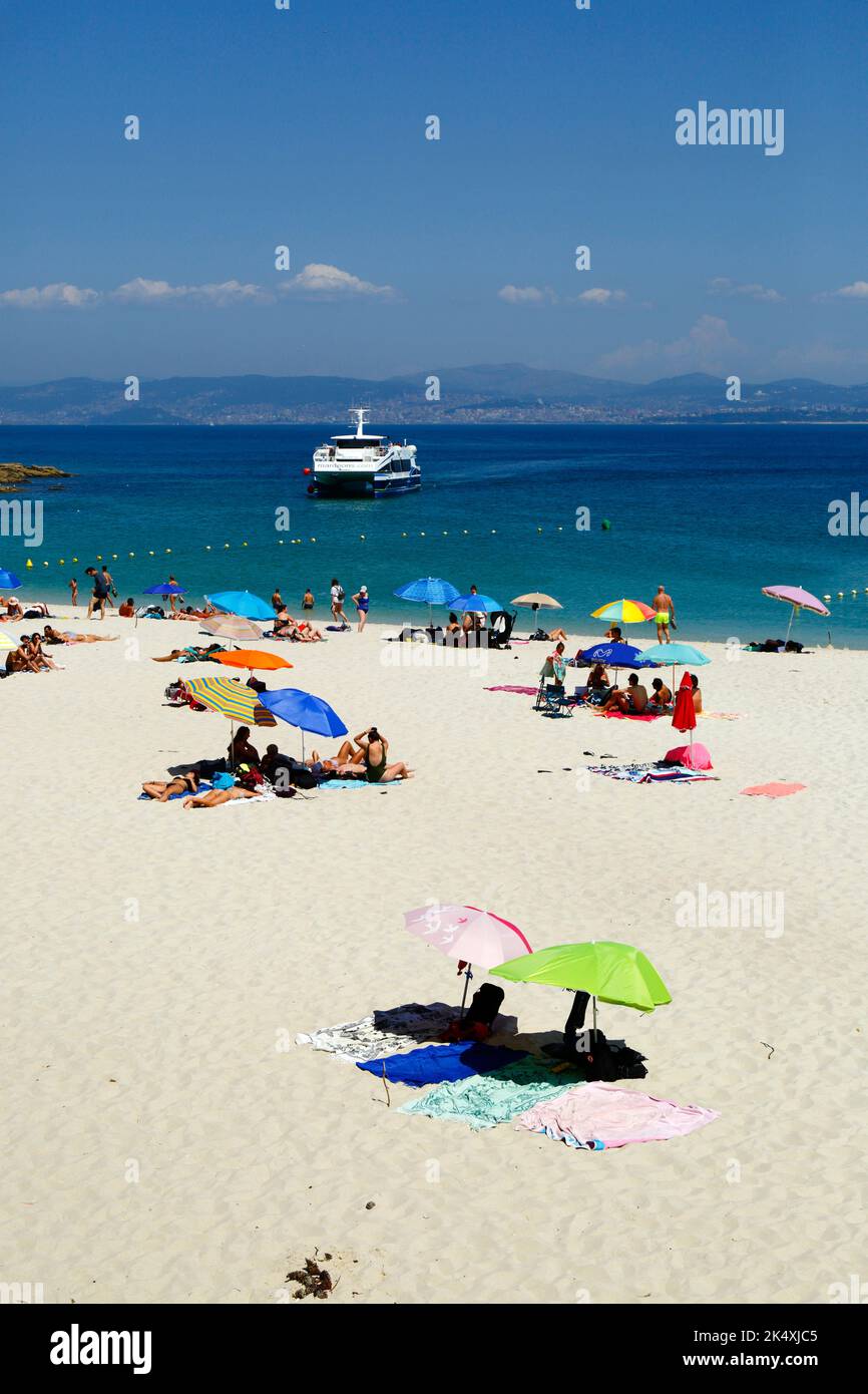 Touristen am berühmten Strand Playa de Rodas auf den Cies-Inseln, Galizien, im Nordwesten Spaniens. Stockfoto