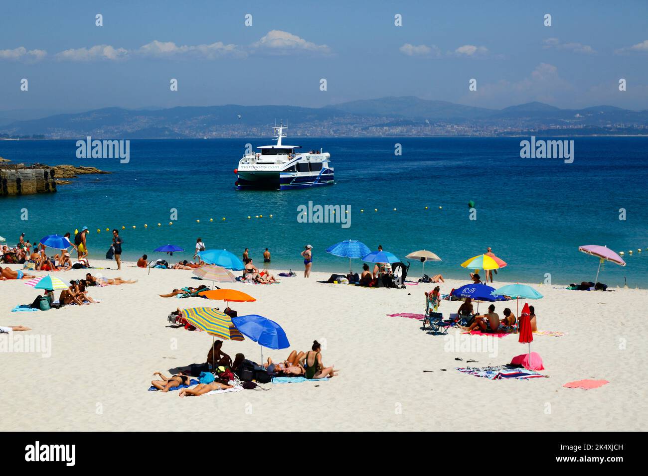 Touristen am berühmten Strand Playa de Rodas auf den Cies-Inseln, Galizien, im Nordwesten Spaniens. Stockfoto