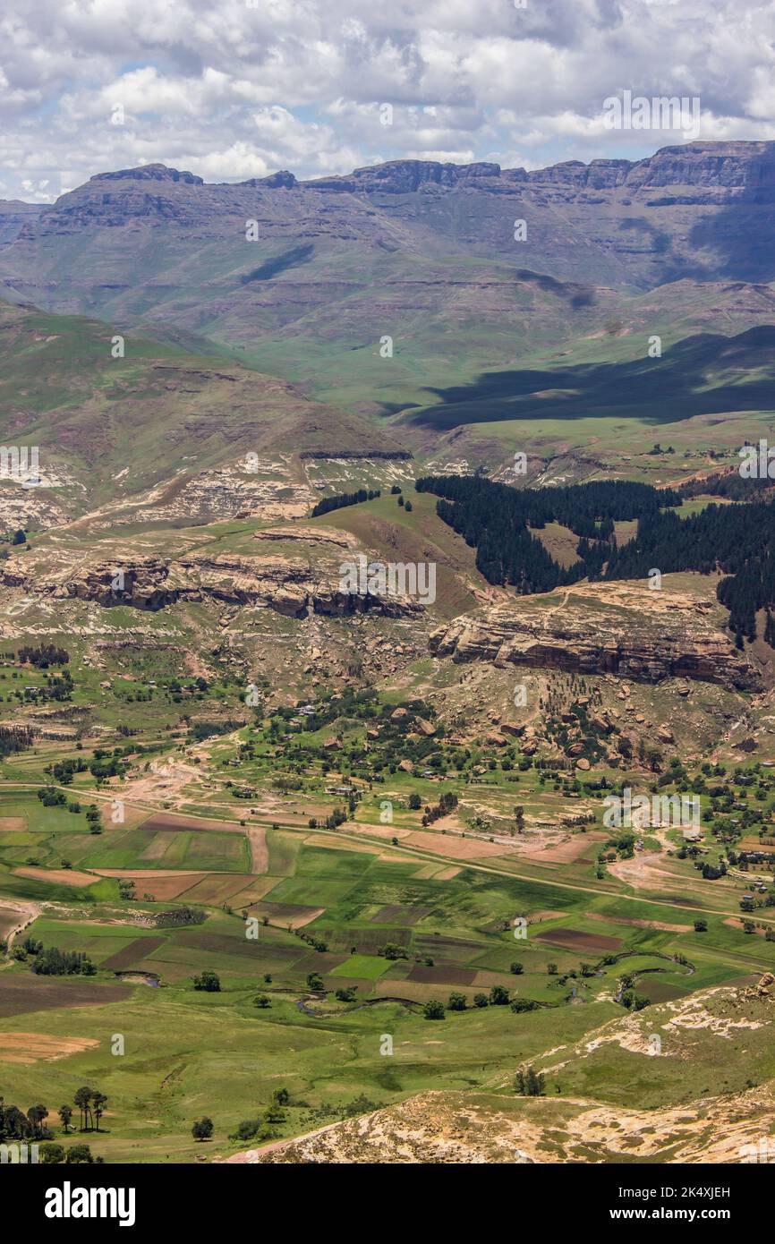 Blick über eine kleine ländliche Siedlung in einem geschützten Tal in Lesotho. Stockfoto