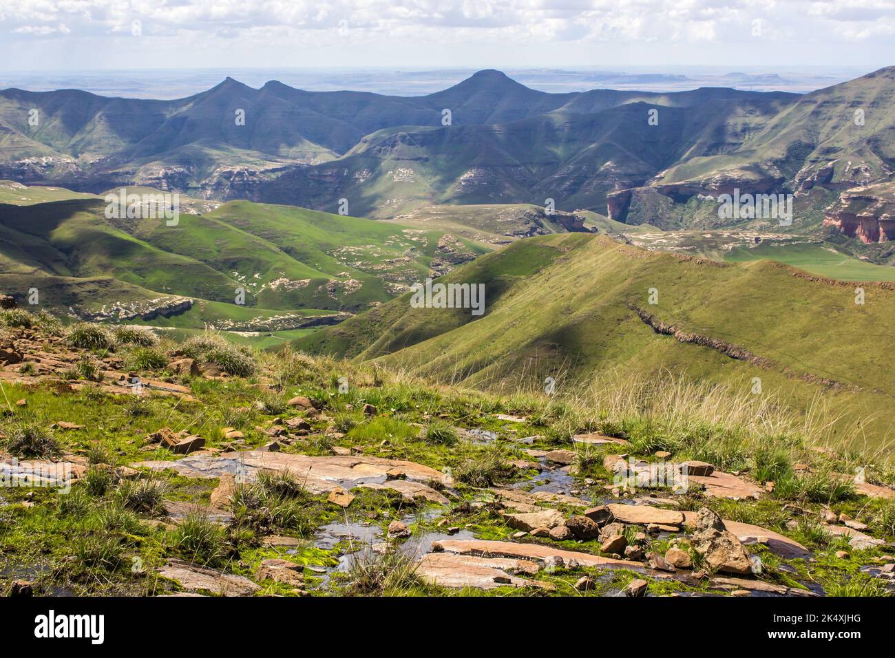 Blick von einem hohen Plateau über die Drakensberg Mountains des Freistaates, Südafrika Stockfoto