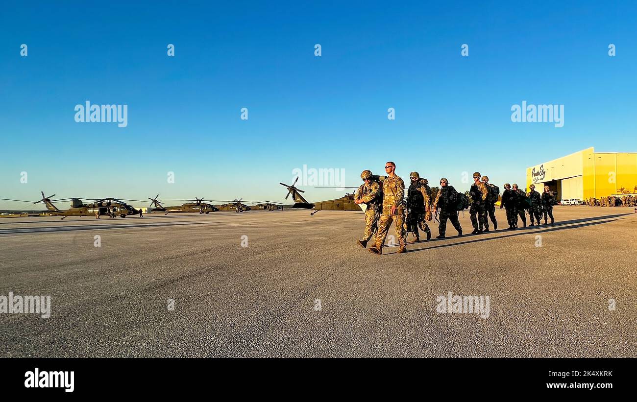 Mitglieder der Florida National Guard Stage für Luftaufzüge nach Sanibel Island und Pine Island als Reaktion auf den US-amerikanischen „Hengst“, 4. Oktober 2022. (USA Foto der Air National Guard vom Senior Airman Jacob Hancock) Stockfoto