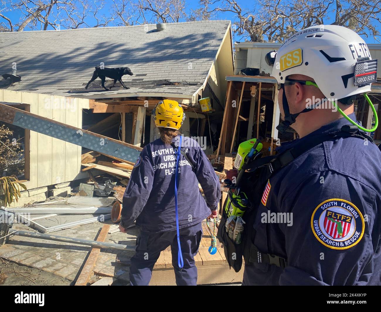 Fort Myers, FL, (Okt 3, 2022) - FEMA Urban Search and Rescue Pennsylvania Task Force 1 führt Such- und Rettungsaktionen nach dem heurrischem Ian durch. Stockfoto