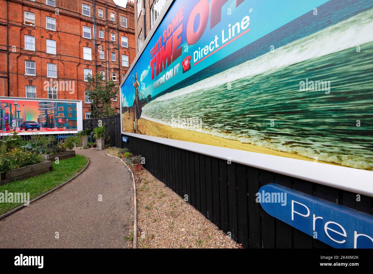 Werbung auf der Old Brompton Rd, London Stockfoto