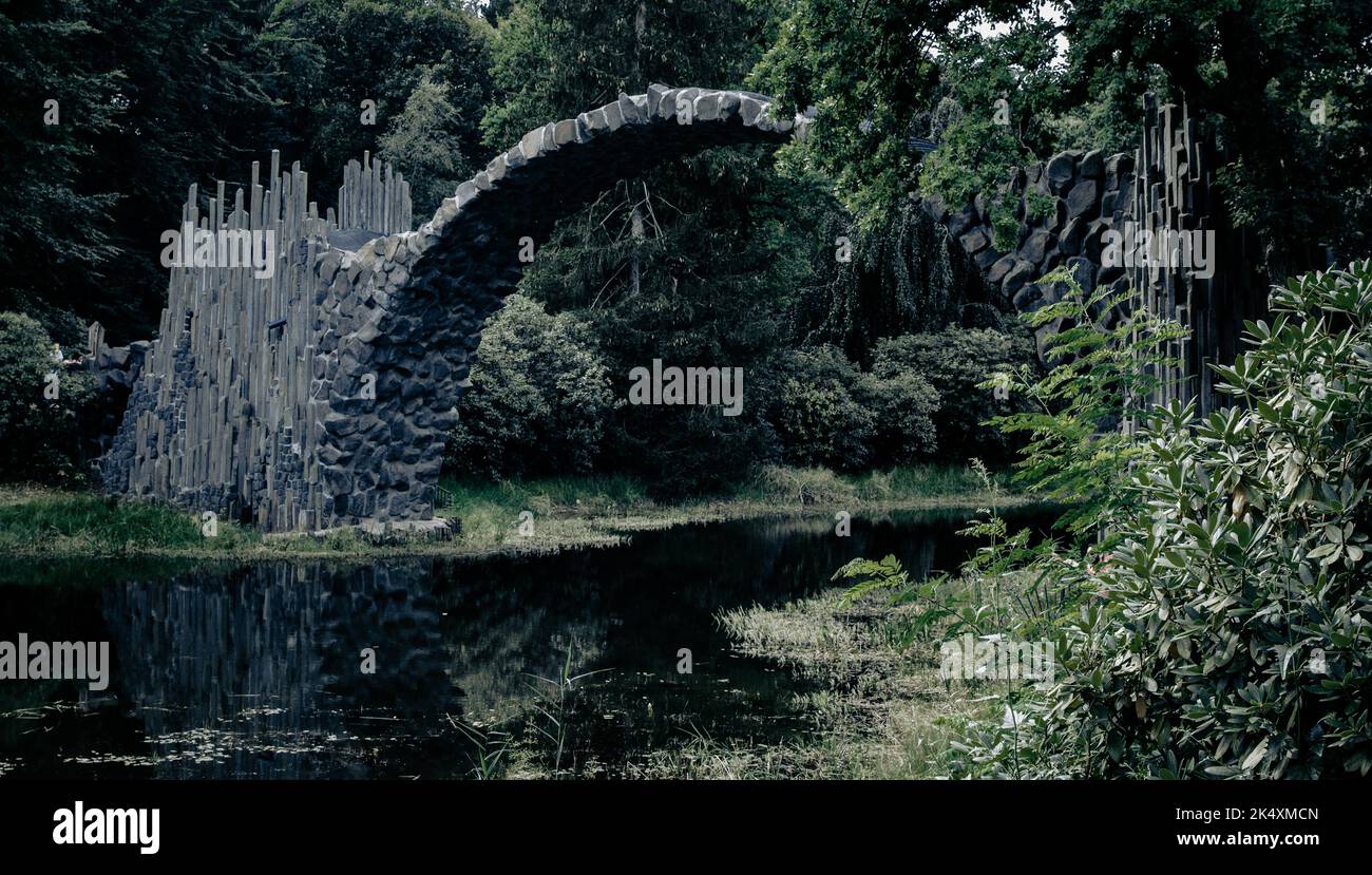 Rakotz-Brücke im Azaleen- und Rhododendronpark Kromlau am Rakotz-See Stockfoto