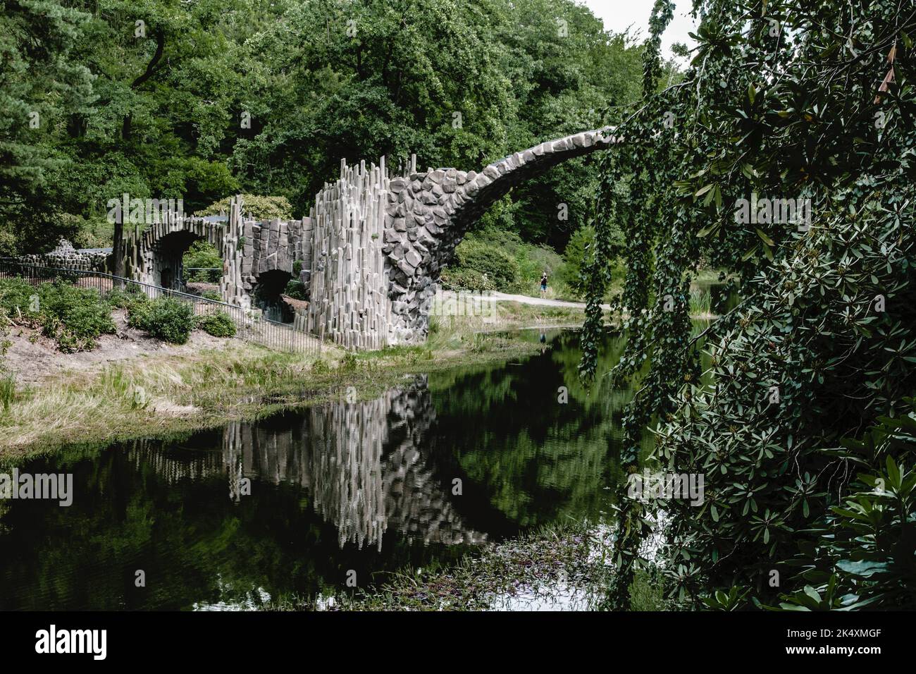 Rakotz-Brücke im Azaleen- und Rhododendronpark Kromlau am Rakotz-See Stockfoto