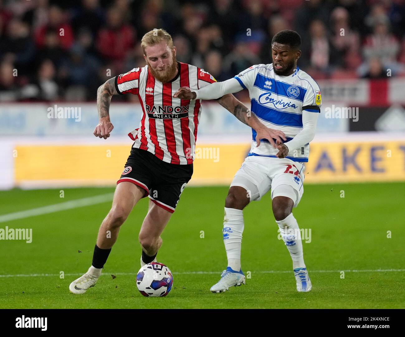 Sheffield, Großbritannien. 4. Oktober 2022. Oliver McBurnie von Sheffield Utd fordert Ethan Laird von QPR während des Sky Bet Championship-Spiels in der Bramall Lane, Sheffield, heraus. Bildnachweis sollte lauten: Andrew Yates/Sportimage Kredit: Sportimage/Alamy Live News Stockfoto