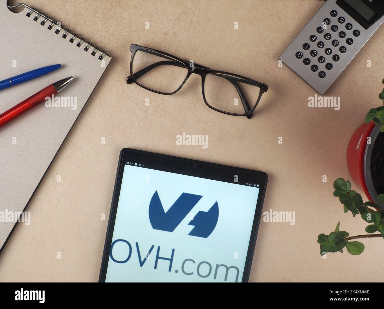 Auf diesem Foto Abbildung, OVH, legal OVH Groupe SAS, Logo auf einem Tablet zu sehen. Stockfoto