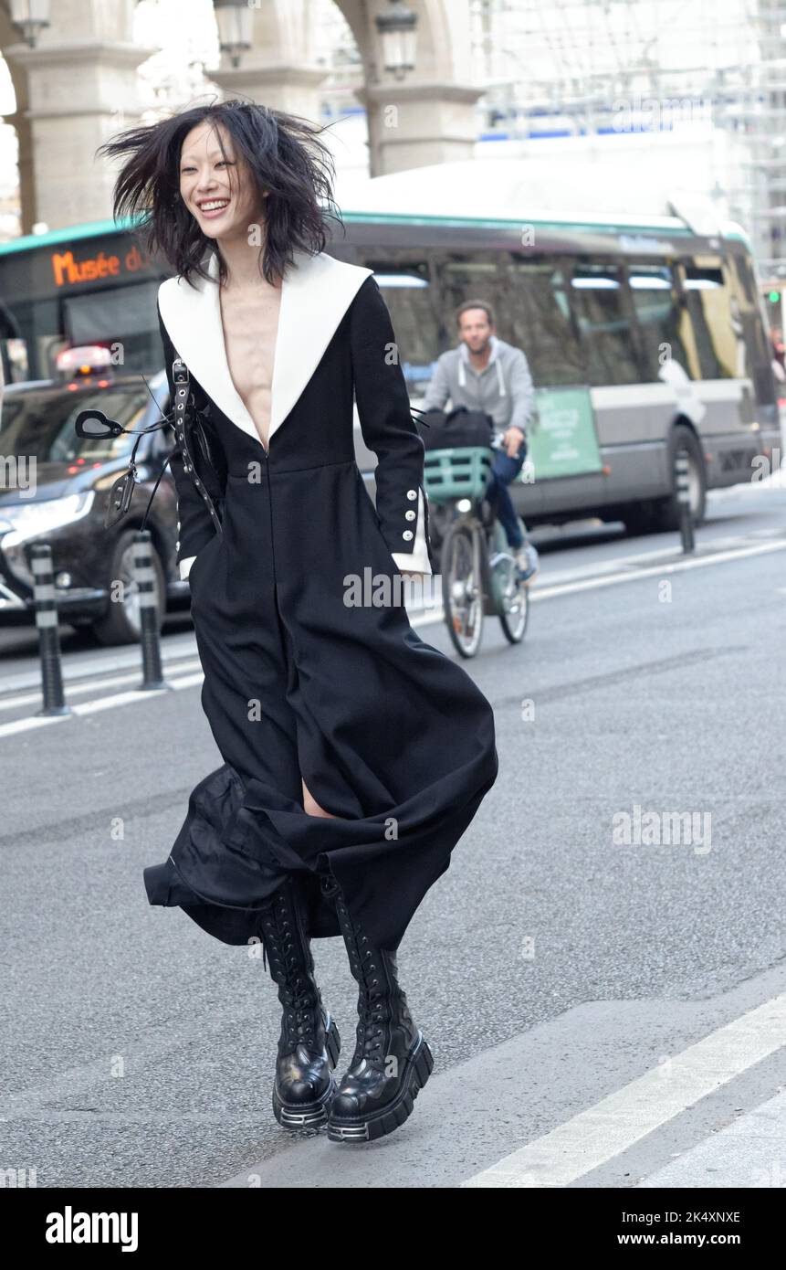 Sora Choi la top modèle à la sortie du défilé Louis Vuitton , rue de Rivoli devant le palais du Louvre à Paris Stockfoto