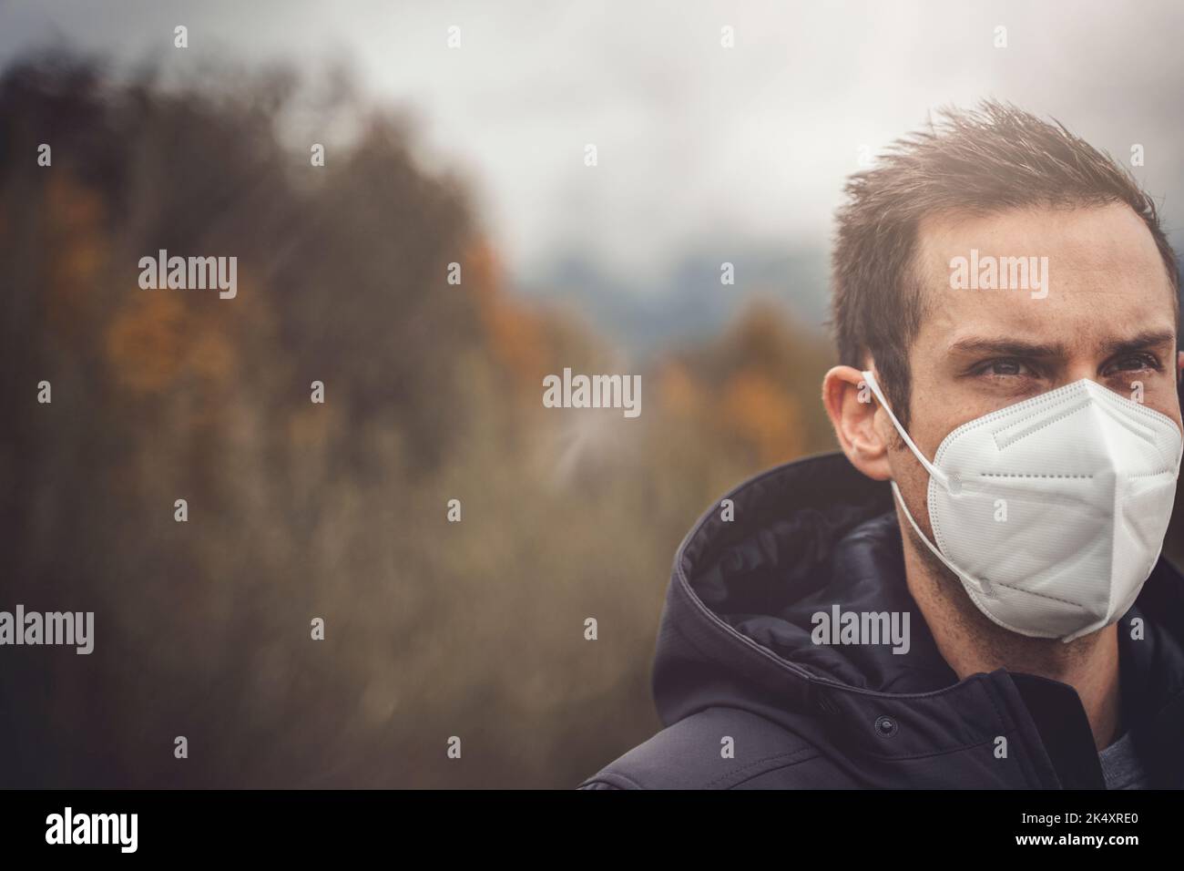 03. Oktober 2022: Junger Mann trägt FFP 2 Maske während des Herbstspaziergangs im Freien, um sich vor dem Coronavirus zu schützen, Covid 19. Symbolbild Corona Herbst Und Stockfoto