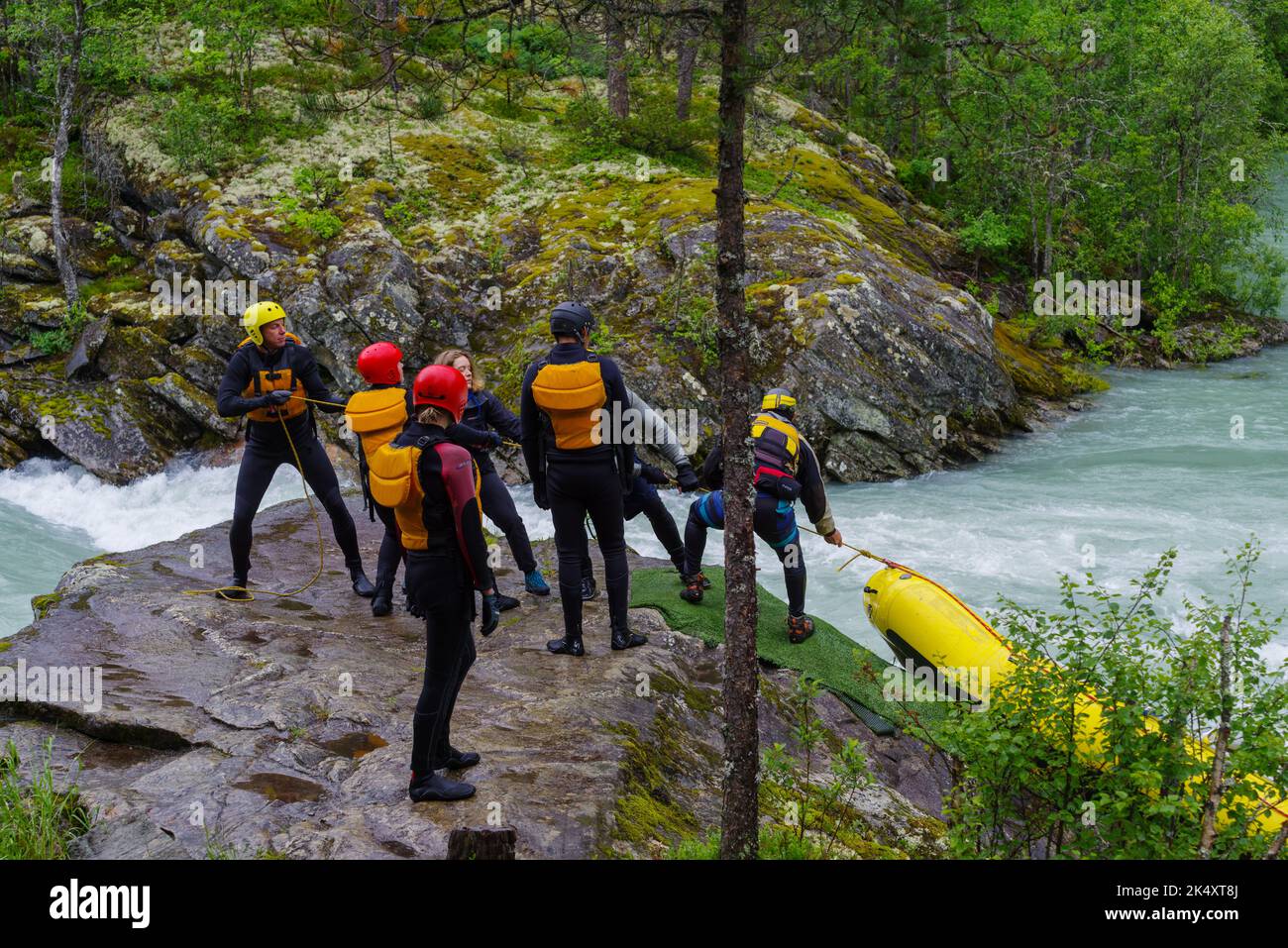 KROSSBU, NORWEGEN - 3. JULI 2022: Rafting-Team in Aktion mit ihrem Boot entlang eines wilden Schmelzwasserflusses Stockfoto