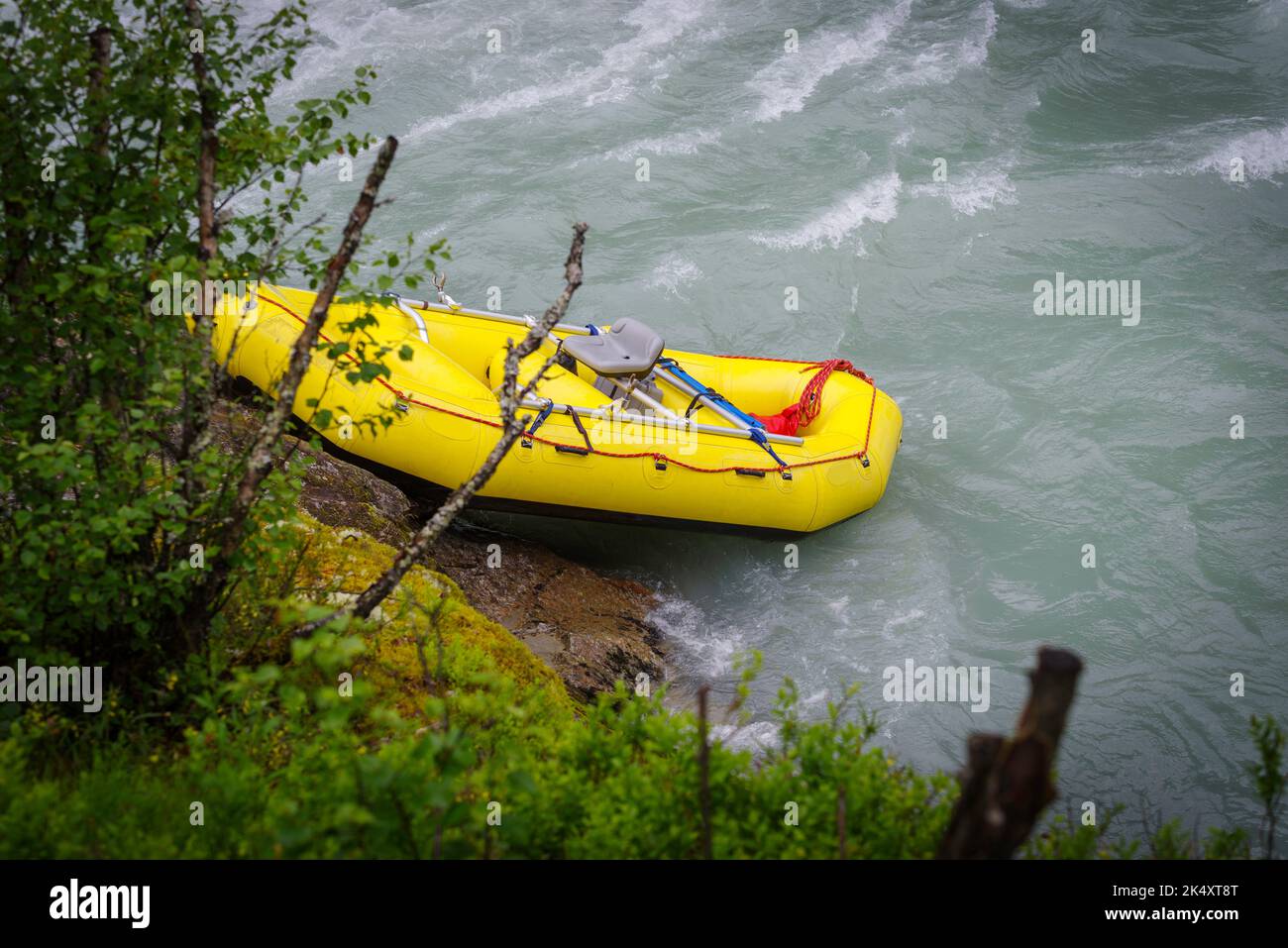 Verankertes gelbes Rafting-Boot in einem norwegischen Fluss Stockfoto