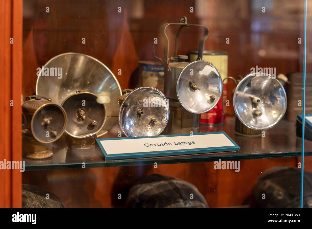 Beckley, West Virginia - Karbidlampen der Bergwerke werden im Minenmuseum der Beckley Exhibition Coal Mine ausgestellt. In der Lampe reagiert Calciumcarbidum Stockfoto