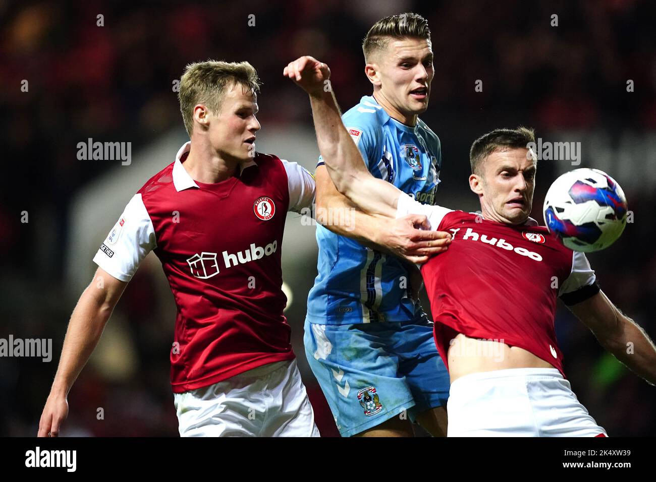 Viktor Gyokeres (Mitte) von Coventry City kämpft mit Rob Atkinson (links) von Bristol City und Andy King während des Sky Bet Championship-Spiels am Ashton Gate in Bristol um den Ball. Bilddatum: Dienstag, 4. Oktober 2022. Stockfoto