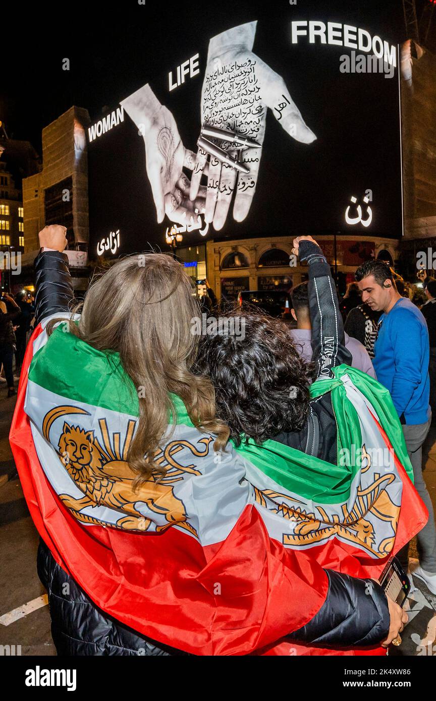 London, Großbritannien. 4 Okt 2022. Das Cultural Institute of Radical Contemporary Art (CIRCA) präsentierte Frau LIFE FREEDOM, eine dringende öffentliche kommission der iranischen Künstlerin und Filmemacherin Shirin Neshat. Es wurde am 1-4. Oktober 2022 auf den Piccadilly Lights und auch auf Pendry West Hollywood, Los Angeles, beide um 20:22 Uhr Ortszeit ausgestrahlt. Kredit: Guy Bell/Alamy Live Nachrichten Stockfoto