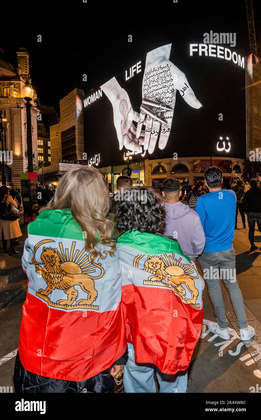 London, Großbritannien. 4 Okt 2022. Das Cultural Institute of Radical Contemporary Art (CIRCA) präsentierte Frau LIFE FREEDOM, eine dringende öffentliche kommission der iranischen Künstlerin und Filmemacherin Shirin Neshat. Es wurde am 1-4. Oktober 2022 auf den Piccadilly Lights und auch auf Pendry West Hollywood, Los Angeles, beide um 20:22 Uhr Ortszeit ausgestrahlt. Kredit: Guy Bell/Alamy Live Nachrichten Stockfoto