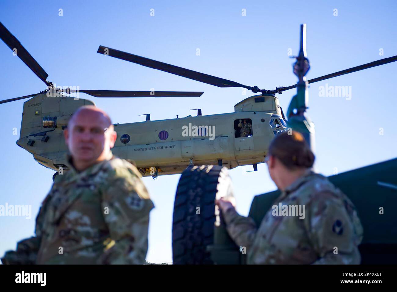 Die Nationalgarde der Florida Army, 1-111 Aviation Regiment, beginnt mit der Luftanhebung von Fahrzeugen und zusätzlichen Aktiva auf Pine Island und Sanibel Island, Florida, 3. Oktober 2022 im Gefolge des Unwandes Ian, um ihre Mitstreiter der Floridas bei den Wiederauffüllungsbemühungen zu unterstützen. Das Luftheben ist aufgrund der Zerstörung und der unpassierbaren Bedingungen von Brücken, die mit dem Hauptland verbunden sind, das effektivste Mittel, um auf die Inseln zu gelangen. Stockfoto