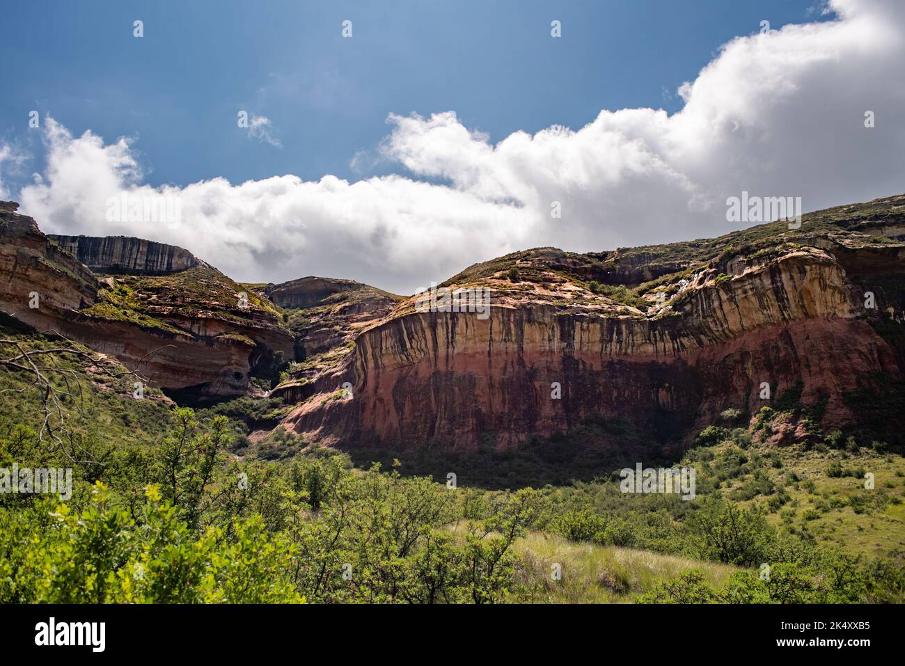 Ein Blick auf Mushroom Rock, eine farbenfrohe erodierte Felsformation im Golden Gate Highlands National Park in Südafrika. Stockfoto