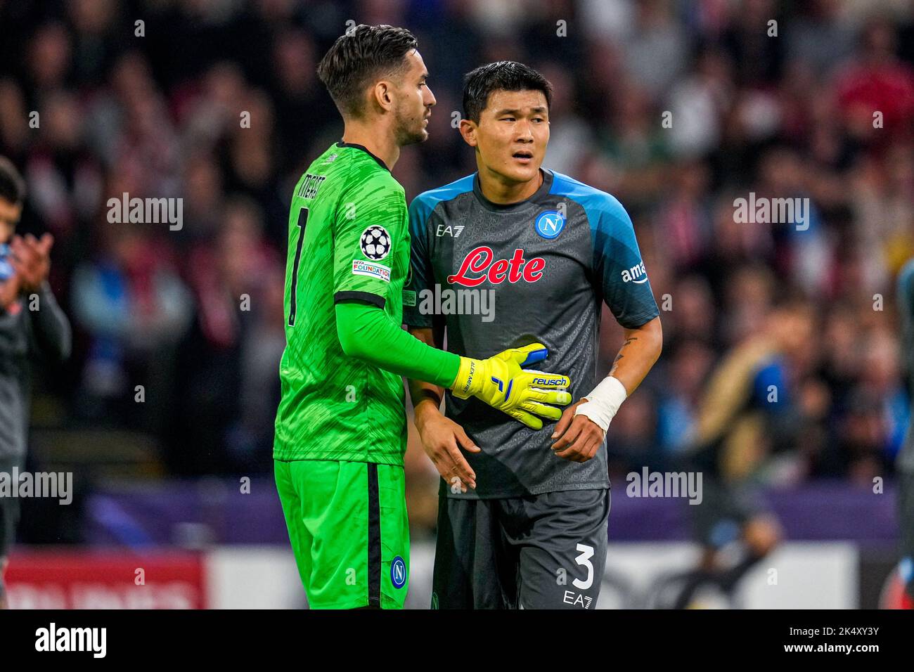 AMSTERDAM, NIEDERLANDE - 4. OKTOBER: Torwart Alex Meret von Neapel, Minjae Kim von Neapel während des UEFA Champions League-Spiels zwischen Ajax und Napoli in der Johan Cruijff Arena am 4. Oktober 2022 in Amsterdam, Niederlande (Foto von Patrick Goosen/Orange Picics) Credit: Orange Pics BV/Alamy Live News Stockfoto