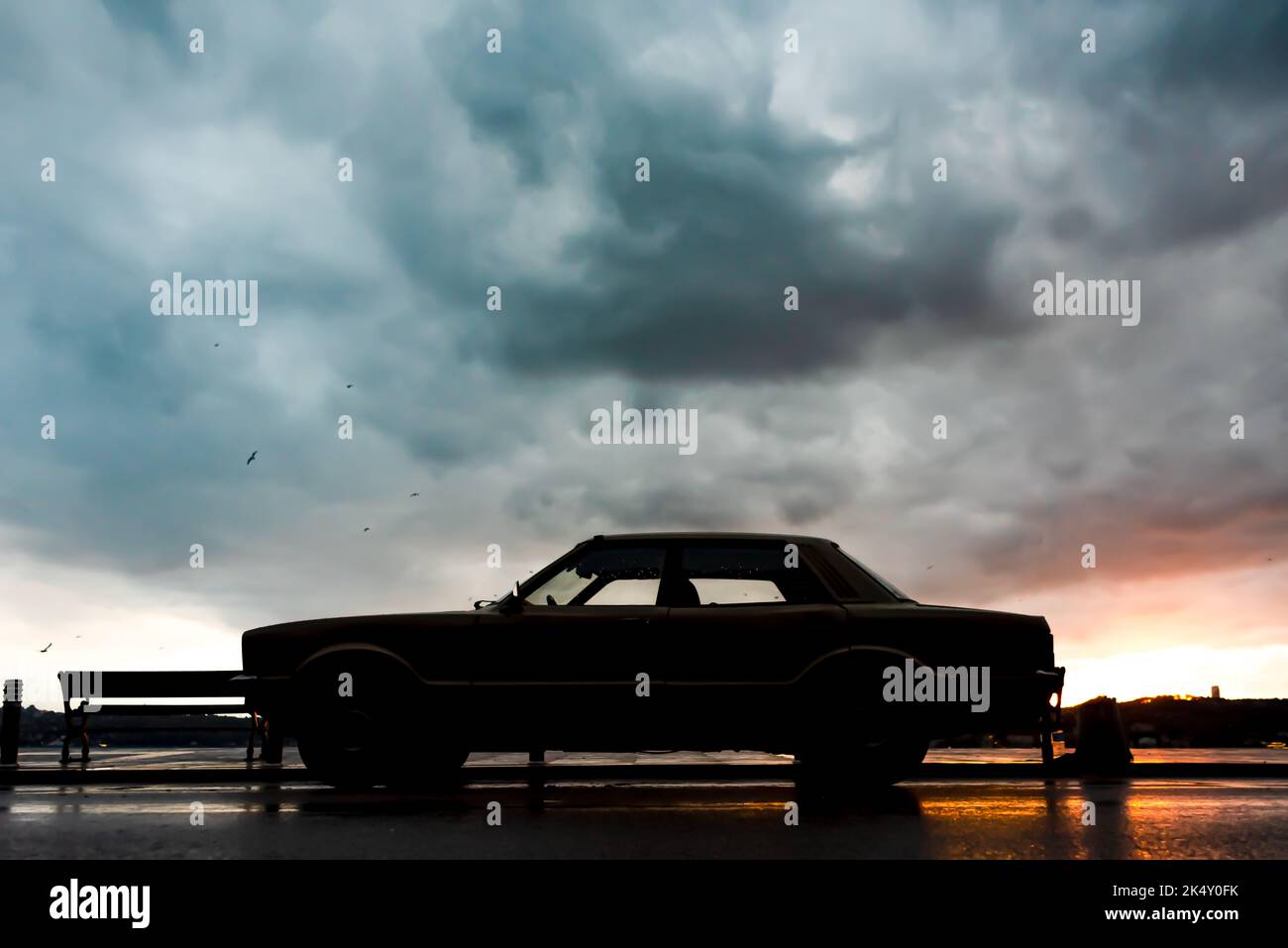 Silhouette des klassischen Sportwagen , dramatische Himmel im Hintergrund , eine filmische Auto-Szene Stockfoto