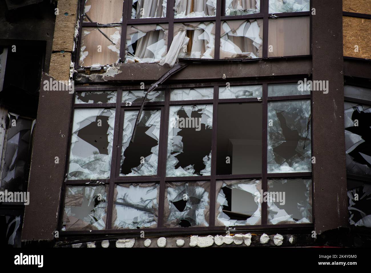 Zerbrochene Fenster in Wohngebäuden in der Stadt Bucha in der Region Kiew nach der Invasion Russlands in der Ukraine Stockfoto