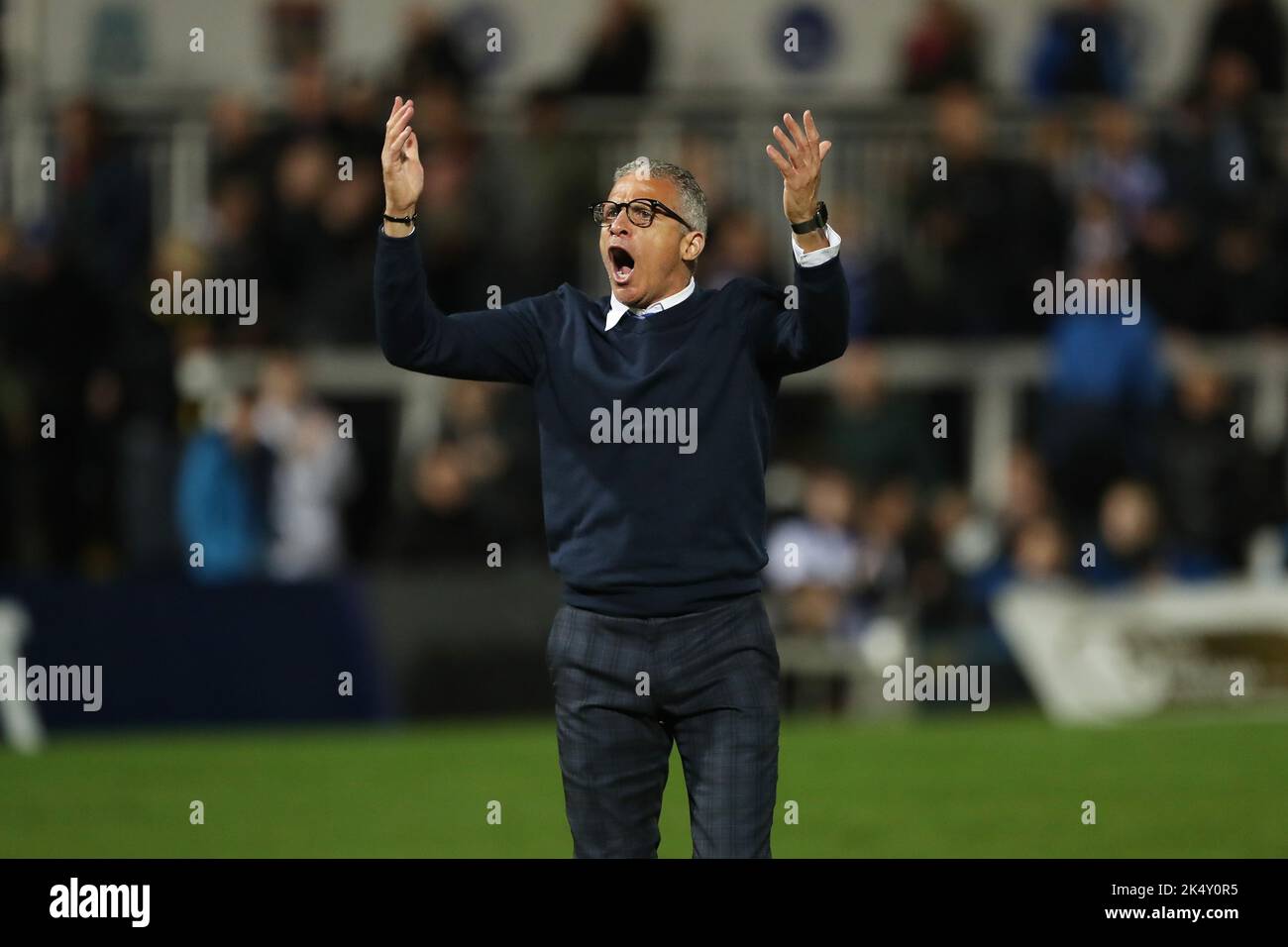 Hartlepool, Großbritannien. 4.. Oktober 2022Hartlepool United Interim Manager Keith Curle feiert, nachdem sein Team sein erstes Ligaspiel der Saison während des Sky Bet League 2-Spiels zwischen Hartlepool United und Doncaster Rovers am Dienstag, 4.. Oktober 2022, im Victoria Park, Hartlepool gewonnen hat. (Kredit: Mark Fletcher | MI News) Kredit: MI Nachrichten & Sport /Alamy Live News Stockfoto