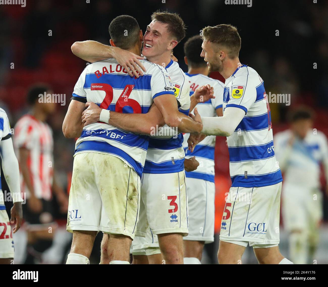 Sheffield, Großbritannien. 4. Oktober 2022. Jimmy Dunne von QPR und Leon Balogun von QPR feiern den Sieg beim Sky Bet Championship-Spiel in der Bramall Lane, Sheffield. Bildnachweis sollte lauten: Lexy Ilsley/Sportimage Kredit: Sportimage/Alamy Live News Stockfoto