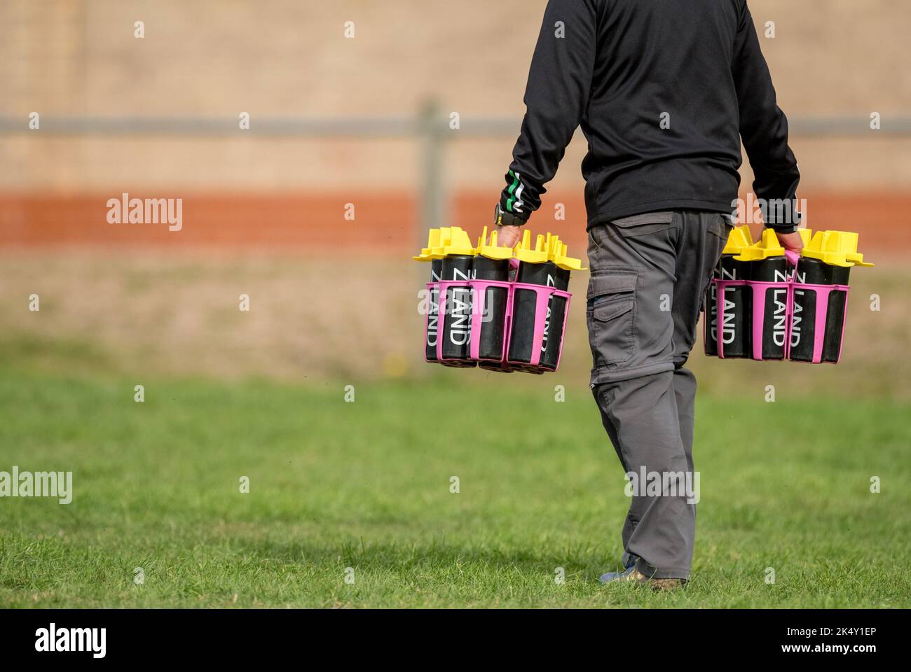 Rugby-Support-Teammitglied mit Ziland-Wasserflaschen aus Kunststoff. Stockfoto