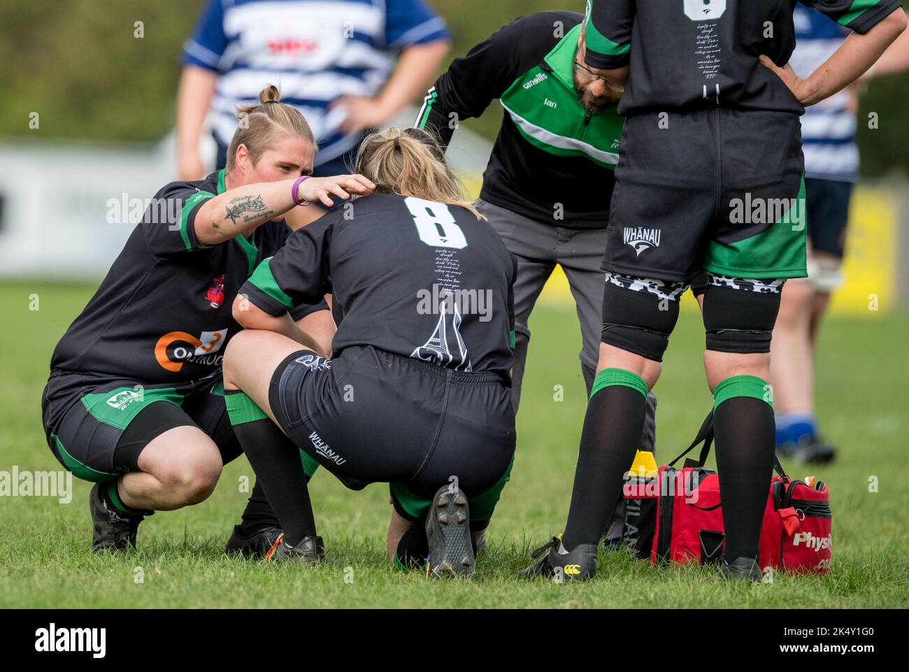 Englische Frauen Amateur Rugby Union Spieler spielen in einem Ligaspiel und erhalten medizinische Versorgung. Stockfoto