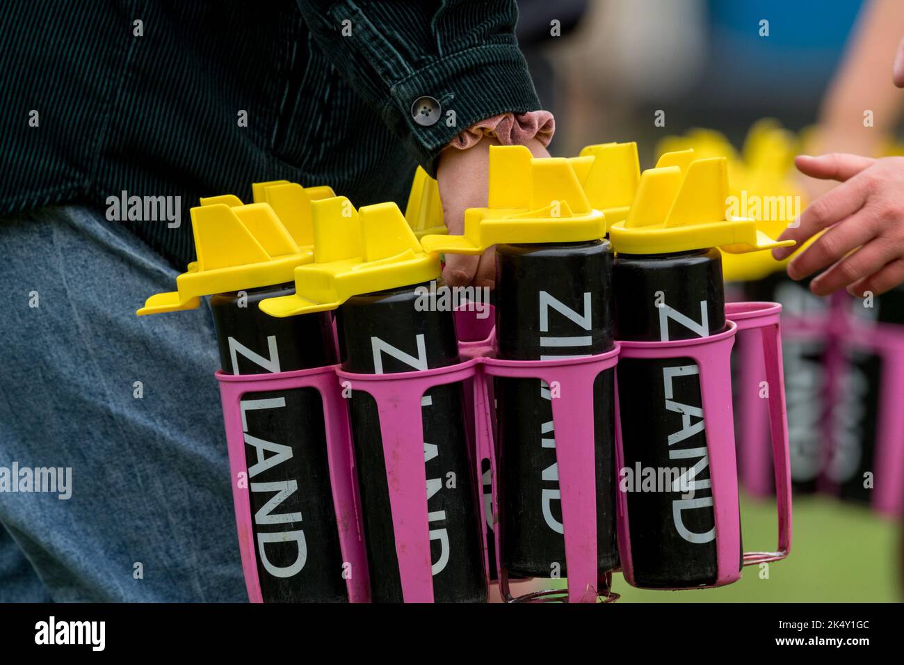 Rugby-Support-Teammitglied mit Ziland-Wasserflaschen aus Kunststoff. Stockfoto