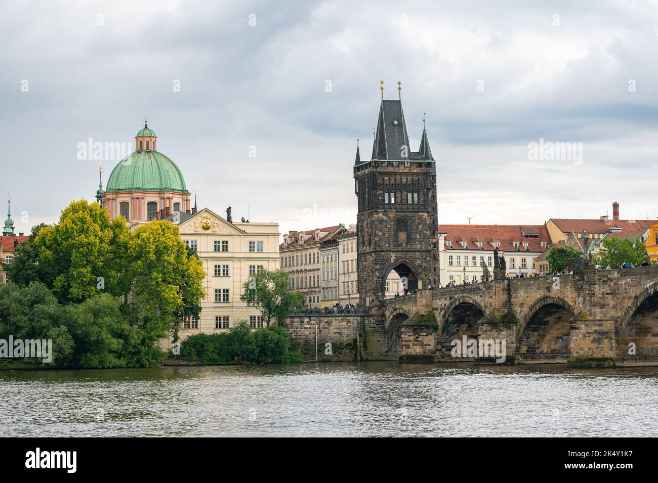 Altstädter Brückenturm und Karlsbrücke über die Moldau in der historischen Altstadt von Prag. Stockfoto